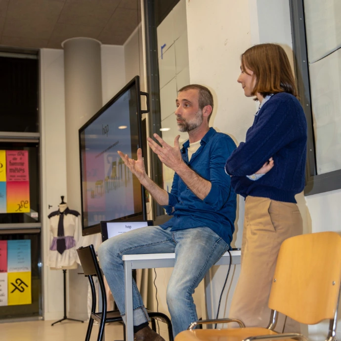 Intervenant en design produit s'exprimant devant des étudiants à l'ESDAC